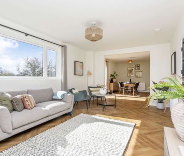 Beautifully refurbished, this impressive five-bedroom detached fami... - Photo 5