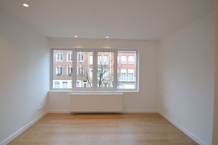 Ruim en recent totaal vernieuwd app. met oa. 2 slpks en 1 badk, op toplocatie nabij Marnixplein - Foto 2