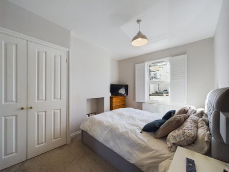 4 bedroom end of terrace house to rent - Photo 5