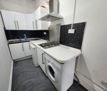 1 bedroom in a flat share to rent - Photo 2