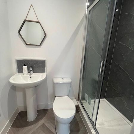 6 bedroom house of multiple occupation to rent - Photo 4
