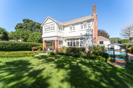 Luxurious Fully Furnished Home with Pool and Gym in Prime Epsom Location - Photo 3