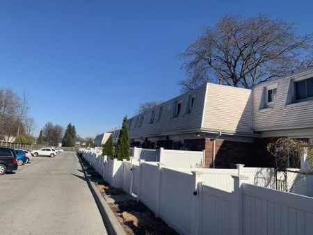 One Bedroom Apartment Townhouse - Photo 2