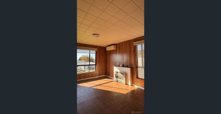 3 bedroom light-filled home - Photo 3