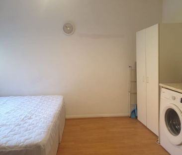 Colney Hatch Lane, London - Photo 3