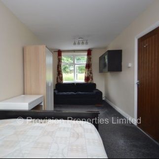 4 Bedroom Houses Near The Leeds University - Photo 1