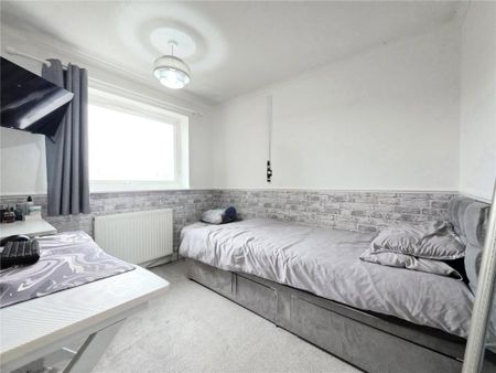 3 bed terraced house to rent in Bramfield Road East, Rayleigh, SS6 - Photo 3