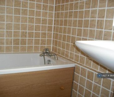 4 bedroom end of terrace house to rent - Photo 3