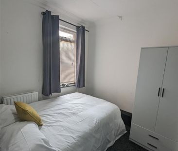 1 Beds - House share - - Photo 2