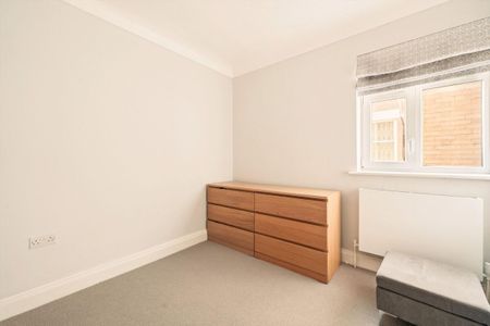 An impressive house arranged over three floors, offering approximately 2,242 sq ft of well-balanced living space, ideally located on a quiet residential street in Chelsea - Photo 5