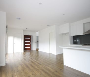 Modern 2-Bedroom Townhouse in Prime Location - Photo 6