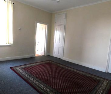3 bedroom flat to rent - Photo 2