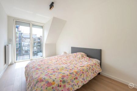 GEMEUBELD - Prachtig, ruime en tevens récente triplex (199 m2) in een zijstraat van de lippenslaan vlakbij de zeedijk te Knokke. - Photo 3