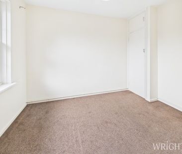 1 bedroom Flat - Woodhall House, Woodhall Parade - Photo 3