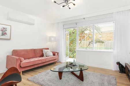 Spectacularly Renovated, Ground-Floor Apartment! - Photo 3