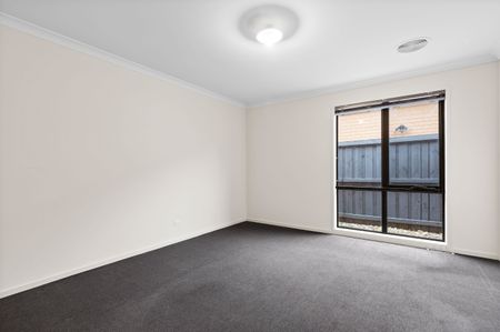 Spacious 4-Bedroom Home in South Morang - Photo 3