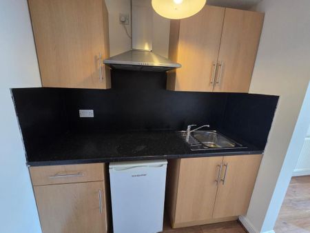 1 bedroom in a house share to rent - Photo 3