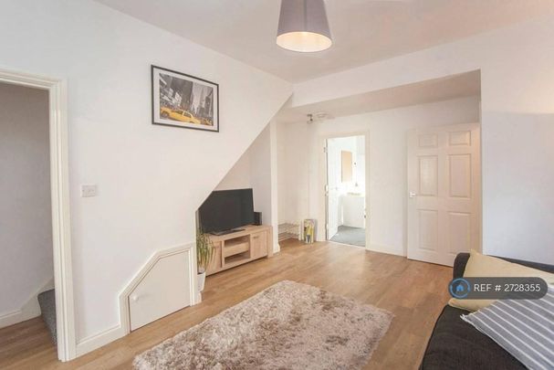 4 bedroom semi-detached house to rent - Photo 1