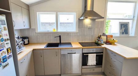 New Plymouth, 3 bedrooms - Photo 2