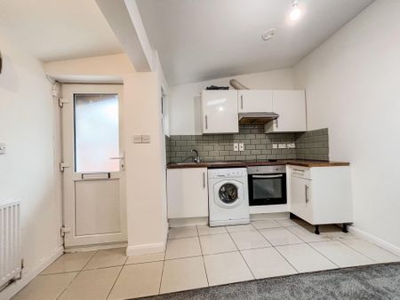 2 Bedroom Flat To Let - HP11 - Photo 2