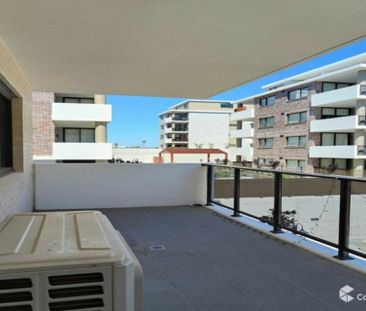 Beautiful 2 Bedroom Apartment - Fantastic Location! - Photo 2