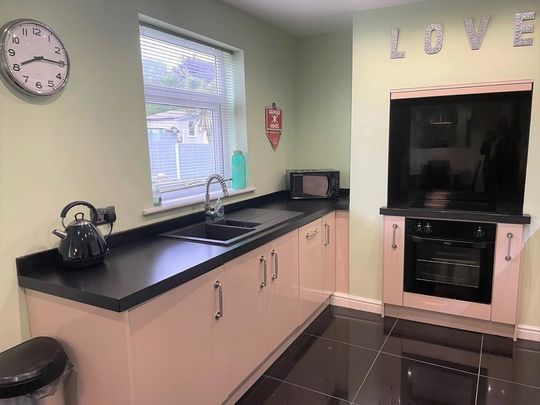 2 bedroom end of terrace house to rent - Photo 1