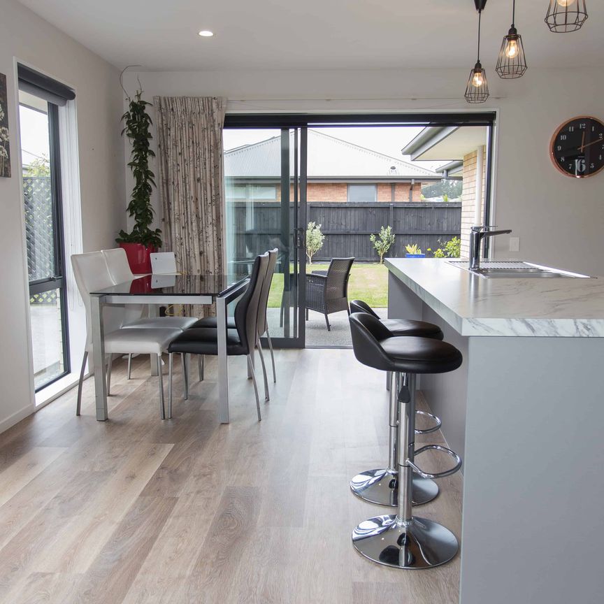 Immaculate Fully Furnished Family Home in Prime Prestons Subdivision! - Photo 1