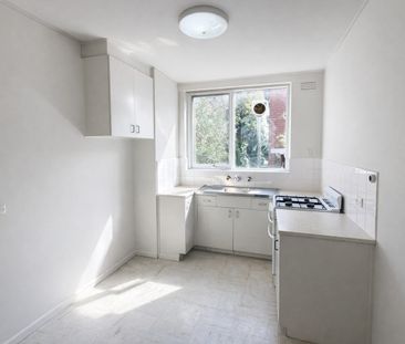 Spacious One Bedroom Apartment in Prime Hawthorn Location - Photo 3