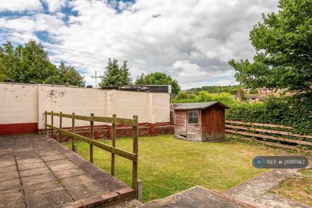 5 bedroom semi-detached house to rent - Photo 3