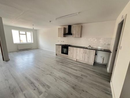 3 bedroom flat to rent - Photo 3