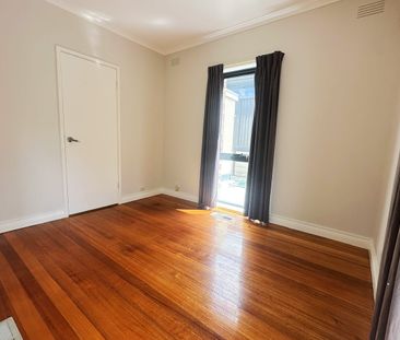 Spacious Family Home with Pool in Prime Doncaster Location - Photo 5