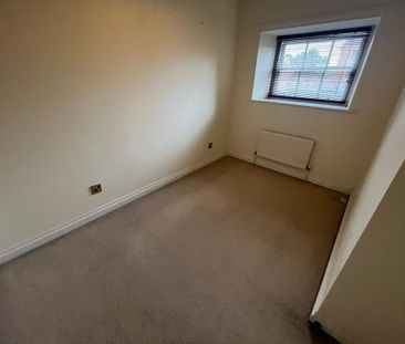 3 bedroom mews to rent - Photo 4