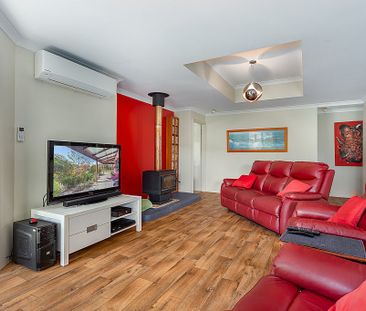 FAMILY HOME - FANTASTIC LOCATION! - Photo 4