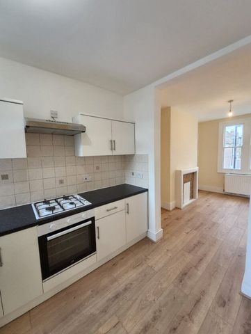 4 Bed Flat, Hichisson Road, SE15 - Photo 2