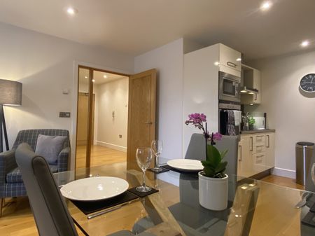 A well presented, two bedroom apartment, situated on Chesterton Road with spacious living space and parking. Less than a mile walk in to Cambridge City Centre over picturesque Jesus Green. - Photo 4