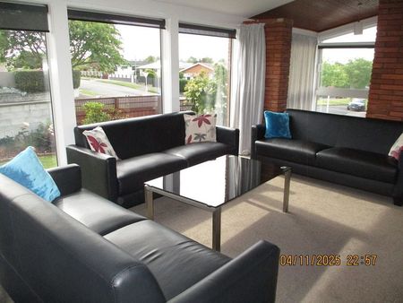 Stunning 4BR Family Home in Glenwood - Photo 2