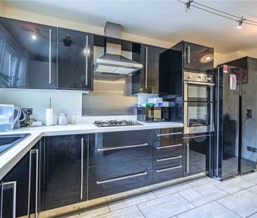 2 bed Semi Detached Flat for rent - Photo 3