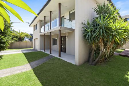 Coastal dual-level family home in central Palm Beach - Photo 3