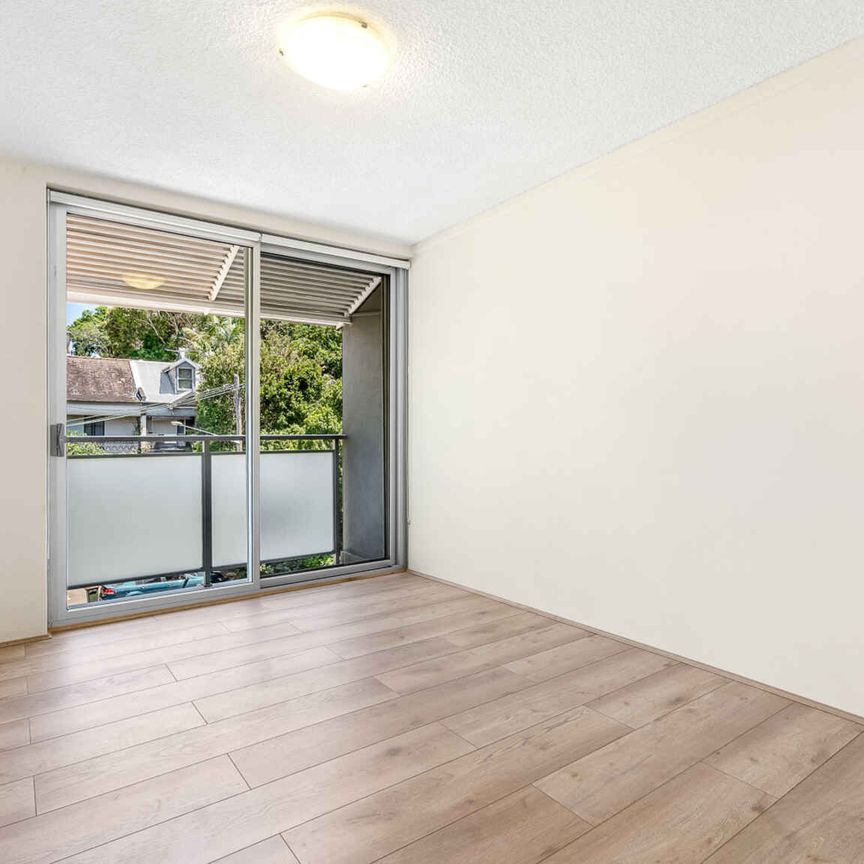 Renovated Top Floor Apartment in Prime Location - Photo 1