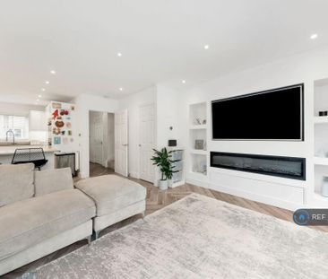 4 bedroom semi-detached house to rent - Photo 2