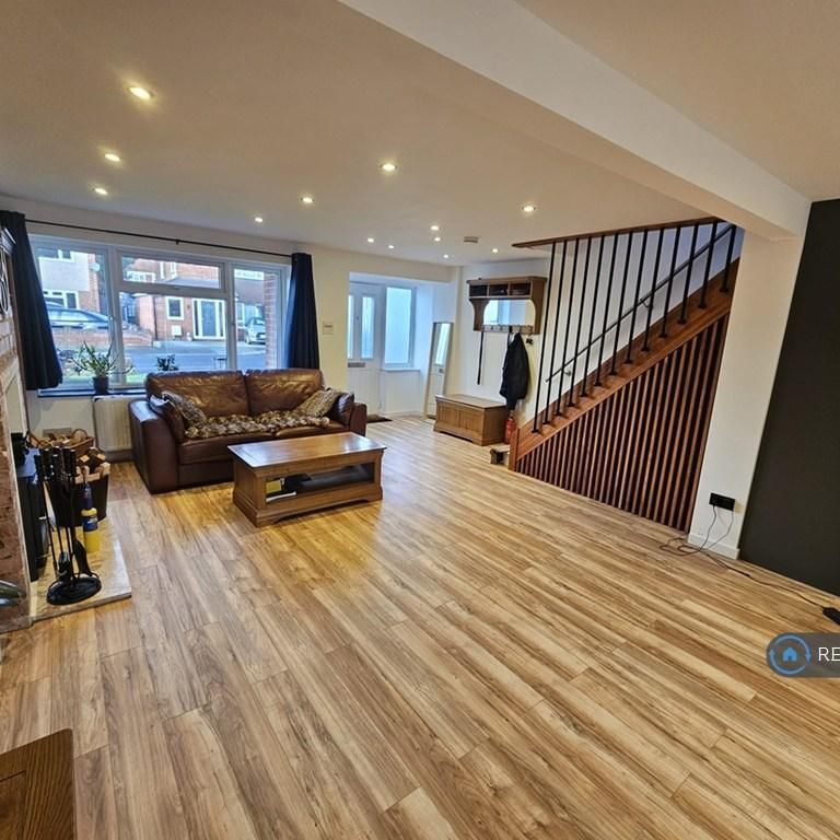 3 bedroom semi-detached house to rent - Photo 1