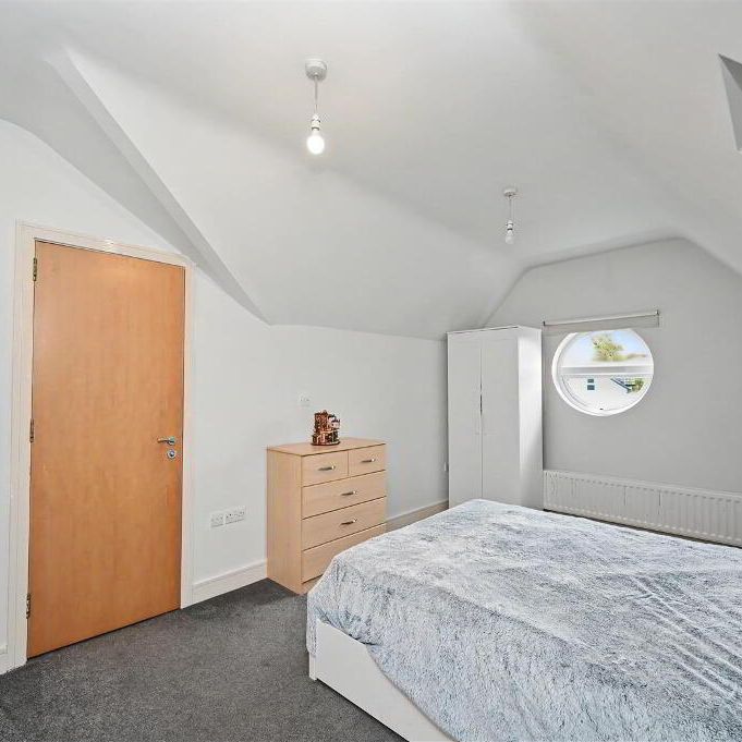 Apt 11, Kingsway Court, Dunmurry, Belfast, BT17 9SE - Photo 1