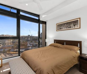 TOP FLOOR WITH VIEWS TO CITY - 1 BEDROOM + STUDY - Photo 4