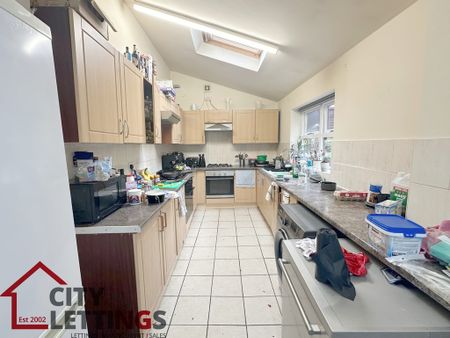 6 Bedroom Mid Terraced House - Photo 5