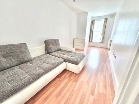 3 bedroom flat to rent - Photo 2