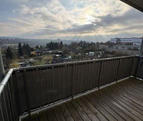 Sonnige, modernisierte 3-Zimmer-Wohnung mit tollem Weitblick und Ba... - Photo 4