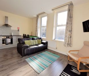 2 bedroom Flat in Otley Road, Leeds - Photo 4