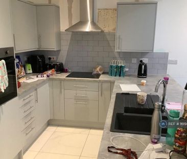 4 bedroom semi-detached house to rent - Photo 5