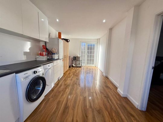 3 Bedroom House - Mid Terrace To Let - Photo 1