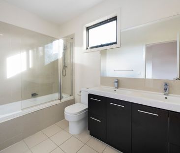 Spacious & Stylish Family Townhouse in Prime Ringwood Location - Photo 3